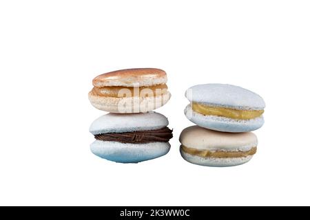 Nahaufnahme von vier gestapelten Macarons, gefüllt mit Schokoladenganache und dulce de leche white Hintergrund. Stockfoto