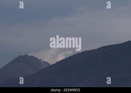 Salatiga, Indonesien. 17. September 2022. Allgemeine Ansicht der Aktivität des Merapi-Vulkans von Salatiga aus, Zentral-Java. Derzeit ist der Status des Vulkans, der sich an der Grenze von Zentral-Java und der Sonderregion Yogyakarta befindet, noch auf Alarmstufe III deklariert Die Gemeinde wird immer noch gebeten, keine Aktivitäten in potenziellen Gefahrengebieten durchzuführen und Störungen aufgrund der Vulkanasche aus dem Ausbruch des Merapi-Vulkans zu erwarten. (Foto von Angga Budhiyanto/SOPA Images/Sipa USA) Quelle: SIPA USA/Alamy Live News Stockfoto