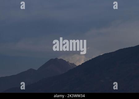 Salatiga, Indonesien. 17. September 2022. Allgemeine Ansicht der Aktivität des Merapi-Vulkans von Salatiga aus, Zentral-Java. Derzeit ist der Status des Vulkans, der sich an der Grenze von Zentral-Java und der Sonderregion Yogyakarta befindet, noch auf Alarmstufe III deklariert Die Gemeinde wird immer noch gebeten, keine Aktivitäten in potenziellen Gefahrengebieten durchzuführen und Störungen aufgrund der Vulkanasche aus dem Ausbruch des Merapi-Vulkans zu erwarten. (Foto von Angga Budhiyanto/SOPA Images/Sipa USA) Quelle: SIPA USA/Alamy Live News Stockfoto