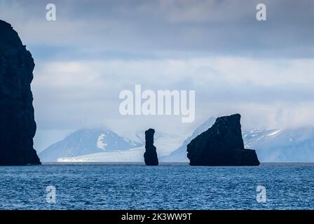 Antarktische Berge enden an der Meereslandschaft, Antarktis. Stockfoto