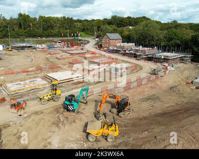 Pontypridd, Wales - August 2022: Luftaufnahme der frühen Phasen einer neuen Wohnsiedlung durch den Entwickler Bellway Homes in Südwales Stockfoto