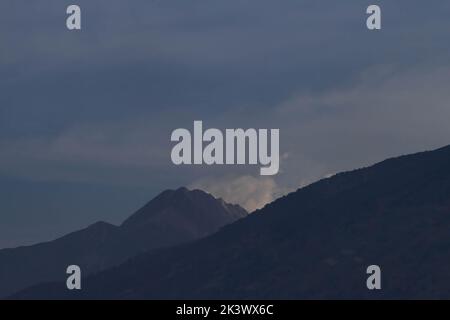 Salatiga, Zentraljava, Indonesien. 17. September 2022. Allgemeine Ansicht der Aktivität des Merapi-Vulkans von Salatiga aus, Zentral-Java. Derzeit ist der Status des Vulkans, der sich an der Grenze von Zentral-Java und der Sonderregion Yogyakarta befindet, noch auf Alarmstufe III deklariert Die Gemeinde wird immer noch gebeten, keine Aktivitäten in potenziellen Gefahrengebieten durchzuführen und Störungen aufgrund der Vulkanasche aus dem Ausbruch des Merapi-Vulkans zu erwarten. (Bild: © Angga Budhiyanto/SOPA Images via ZUMA Press Wire) Stockfoto