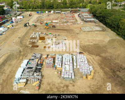 Pontypridd, Wales - August 2022: Luftaufnahme der frühen Phasen einer neuen Wohnsiedlung durch den Entwickler Bellway Homes in Südwales Stockfoto