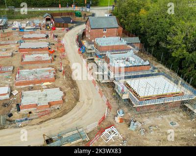Pontypridd, Wales - August 2022: Luftaufnahme der frühen Phasen einer neuen Wohnsiedlung durch den Entwickler Bellway Homes in Südwales Stockfoto