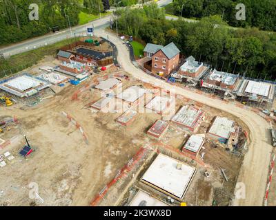 Pontypridd, Wales - August 2022: Luftaufnahme der frühen Phasen einer neuen Wohnsiedlung durch den Entwickler Bellway Homes in Südwales Stockfoto