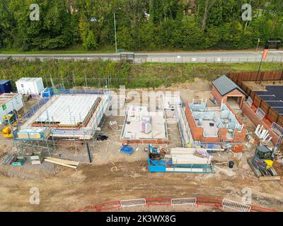 Pontypridd, Wales - August 2022: Luftaufnahme von neuen Häusern, die auf einem Grundstück des Bauträgers Bellway Homes in Südwales gebaut werden Stockfoto