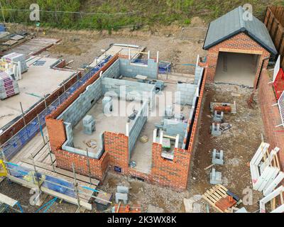 Pontypridd, Wales - August 2022: Luftaufnahme eines neuen Hauses, das vom Entwickler Bellway Homes in Südwales auf einem neuen Grundstück errichtet wird Stockfoto
