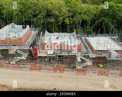 Pontypridd, Wales - August 2022: Luftaufnahme von neuen Häusern, die auf einem neuen Grundstück vom Entwickler Bellway Homes in Südwales gebaut werden Stockfoto