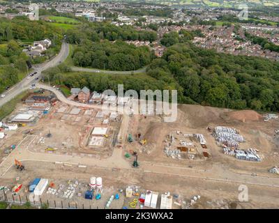 Pontypridd, Wales - August 2022: Luftaufnahme der frühen Phasen einer neuen Wohnsiedlung durch den Entwickler Bellway Homes in Südwales Stockfoto