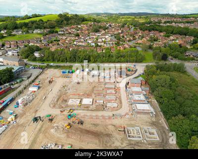 Pontypridd, Wales - August 2022: Luftaufnahme der frühen Phasen einer neuen Wohnsiedlung durch den Entwickler Bellway Homes in Südwales Stockfoto