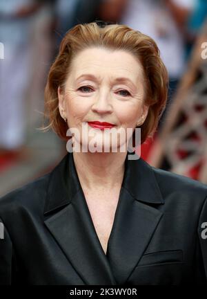 Lesley Manville nimmt an der britischen Premiere von „Mrs Harris goes to Paris“ im Curzon Cinema Mayfair in London, England, Teil. Stockfoto