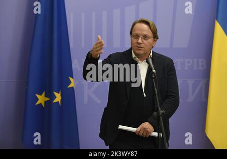 Kiew, Ukraine. 28. September 2022. KIEW, UKRAINE - 28. SEPTEMBER 2022 - der EU-Kommissar für Nachbarschaft und Erweiterung aus Ungarn, Oliver Varhelyi, spricht während einer gemeinsamen Pressekonferenz mit dem stellvertretenden Premierminister für europäische und Euro-atlantische Integration der Ukraine, Olha Stefanishyna, Kiew, der Hauptstadt der Ukraine. Kredit: Ukrinform/Alamy Live Nachrichten Stockfoto