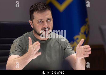 Kiew, Ukraine. 28. September 2022. Der ukrainische Präsident Wolodymyr Zelenskyy spricht während einer Videokonferenz mit dem Harvard University Institute of Politics vom Mariinskyi-Palast am 28. September 2022 in Kiew, Ukraine. Kredit: Ukrainisches Presidential Press Office/Ukraine Presidency/Alamy Live News Stockfoto