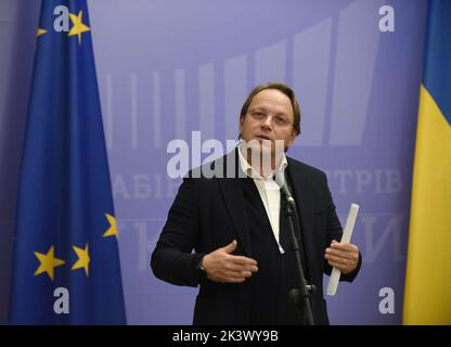 Kiew, Ukraine. 28. September 2022. KIEW, UKRAINE - 28. SEPTEMBER 2022 - der EU-Kommissar für Nachbarschaft und Erweiterung aus Ungarn, Oliver Varhelyi, spricht während einer gemeinsamen Pressekonferenz mit dem stellvertretenden Premierminister für europäische und Euro-atlantische Integration der Ukraine, Olha Stefanishyna, Kiew, der Hauptstadt der Ukraine. Kredit: Ukrinform/Alamy Live Nachrichten Stockfoto