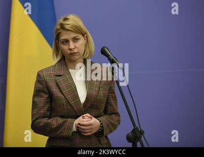 Kiew, Ukraine. 28. September 2022. KIEW, UKRAINE - 28. SEPTEMBER 2022 - der stellvertretende Premierminister für die europäische und Euro-atlantische Integration der Ukraine, Olha Stefanishyna, wird während einer gemeinsamen Pressekonferenz mit dem EU-Kommissar für Nachbarschaft und Erweiterung aus Ungarn, Oliver Varhelyi, Kiew, Hauptstadt der Ukraine, gesehen. Kredit: Ukrinform/Alamy Live Nachrichten Stockfoto