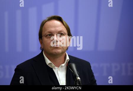 Kiew, Ukraine. 28. September 2022. KIEW, UKRAINE - 28. SEPTEMBER 2022 - der EU-Kommissar für Nachbarschaft und Erweiterung aus Ungarn, Oliver Varhelyi, wird während einer gemeinsamen Pressekonferenz mit dem stellvertretenden Premierminister für europäische und Euro-atlantische Integration der Ukraine, Olha Stefanishyna, Kiew, Hauptstadt der Ukraine, abgebildet. Kredit: Ukrinform/Alamy Live Nachrichten Stockfoto