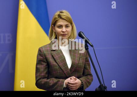 Kiew, Ukraine. 28. September 2022. KIEW, UKRAINE - 28. SEPTEMBER 2022 - der stellvertretende Premierminister für die europäische und Euro-atlantische Integration der Ukraine, Olha Stefanishyna, wird während einer gemeinsamen Pressekonferenz mit dem EU-Kommissar für Nachbarschaft und Erweiterung aus Ungarn, Oliver Varhelyi, Kiew, Hauptstadt der Ukraine, gesehen. Kredit: Ukrinform/Alamy Live Nachrichten Stockfoto