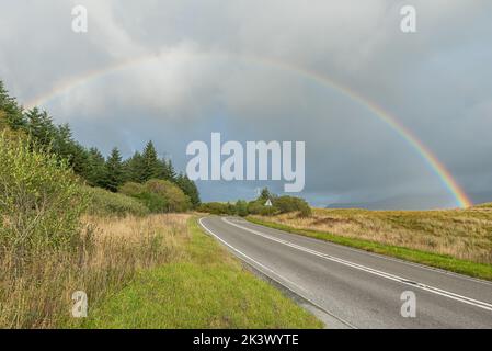 Vollständiger Regenbogen in Snowdonia, Nordwales Stockfoto