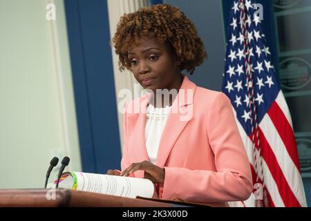 Washington, Vereinigte Staaten. 28. September 2022. Die Pressesprecherin des Weißen Hauses, Karine Jean-Pierre, hält am Mittwoch, den 28. September 2022, im Weißen Haus in Washington, DC eine Pressekonferenz. Quelle: Chris Kleponis/CNP/dpa/Alamy Live News Stockfoto