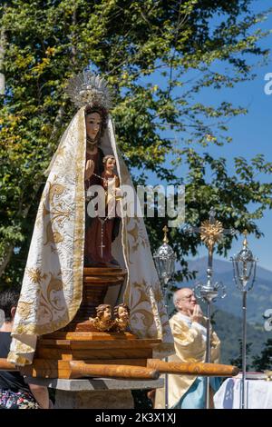 Teverga, Asturien, Spanien, 15. August 2022. Bild der Virgen del Cebrano in der beliebten Fest in der Stadt Carrea, in Teberga, Asturien. Stockfoto