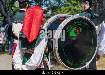 Teverga, Asturien, Spanien, 15. August 2022. Dudelsack-Band auf dem beliebten Festival von El Cebrano in der Stadt Carrea, in Teberga, Asturien. Stockfoto