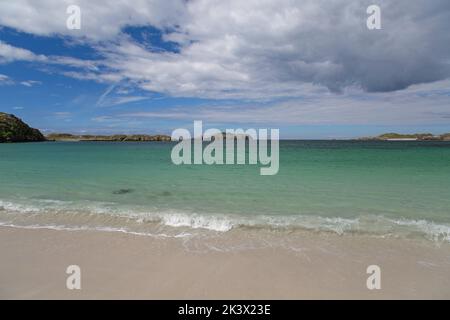 Türkisfarbene Wellen Rollen in Bosta Beach, Bernera, Great Bernera, Hebriden, Äußere Hebriden, Westliche Inseln, Schottland, Vereinigtes Königreich, Großbritannien Stockfoto