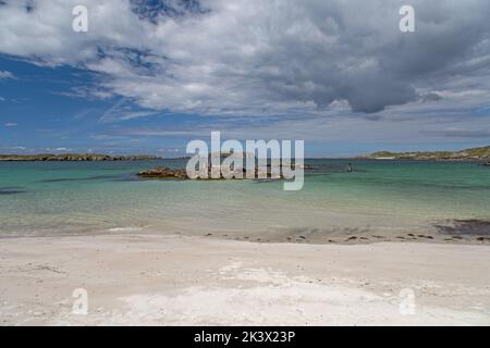 Weiße Sands, Türkismeer und Cumulus-Wolken am Bosta Beach, Great Bernera, Hebriden, Äußere Hebriden, westliche Inseln, Schottland, Vereinigtes Königreich Stockfoto