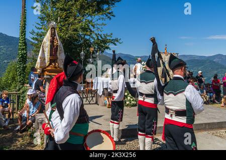 Teverga, Asturien, Spanien, 15. August 2022. Dudelsack-Band auf dem beliebten Festival von El Cebrano in der Stadt Carrea, in Teberga, Asturien. Stockfoto