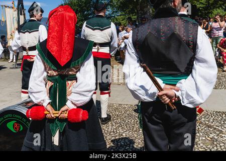 Teverga, Asturien, Spanien, 15. August 2022. Dudelsack-Band auf dem beliebten Festival von El Cebrano in der Stadt Carrea, in Teberga, Asturien. Stockfoto