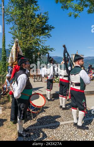 Teverga, Asturien, Spanien, 15. August 2022. Dudelsack-Band auf dem beliebten Festival von El Cebrano in der Stadt Carrea, in Teberga, Asturien. Stockfoto