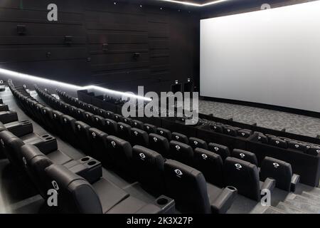 Grodno, Weißrussland - 21. April 2022: VOKA Premiere Kinosaal eröffnet in Grodno's MOOON Kino des Silver Screen Netzwerks. Weiches Leder leicht doppelt so Stockfoto