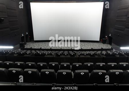 Grodno, Weißrussland - 21. April 2022: VOKA Premiere Kinosaal eröffnet in Grodno's MOOON Kino des Silver Screen Netzwerks. Weiches Leder leicht doppelt so Stockfoto