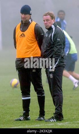 PORTSMOUTH MANAGER HARRY REDKNAPP UND SEIN ASSISTENT TONY ADAMS 21-12-06 PIC MIKE WALKER, 2006 Stockfoto