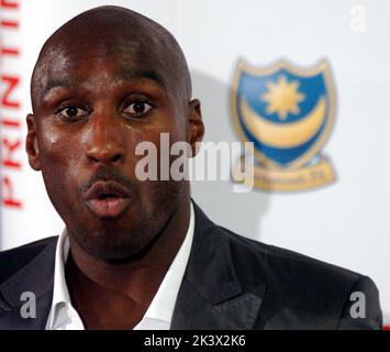 SOL CAMPBELL BEI DER PRESSEKONFERENZ NACH SEINER UNTERZEICHNUNG FÜR PORTSMOUTH. PIC MIKE WALKER, 2006 Stockfoto