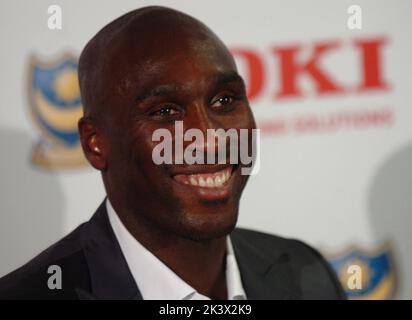 SOL CAMPBELL BEI DER PRESSEKONFERENZ NACH SEINER UNTERZEICHNUNG FÜR PORTSMOUTH. PIC MIKE WALKER, 2006 Stockfoto