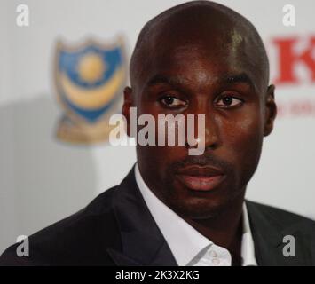 SOL CAMPBELL BEI DER PRESSEKONFERENZ NACH SEINER UNTERZEICHNUNG FÜR PORTSMOUTH. PIC MIKE WALKER, 2006 Stockfoto