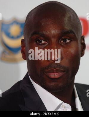 SOL CAMPBELL BEI DER PRESSEKONFERENZ NACH SEINER UNTERZEICHNUNG FÜR PORTSMOUTH. PIC MIKE WALKER, 2006 Stockfoto