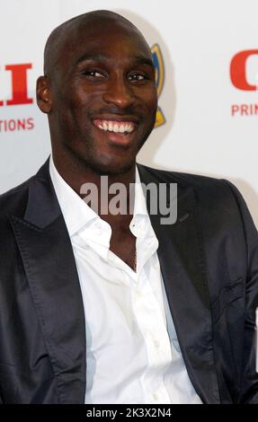 SOL CAMPBELL BEI DER PRESSEKONFERENZ NACH SEINER UNTERZEICHNUNG FÜR PORTSMOUTH. PIC MIKE WALKER, 2006 Stockfoto