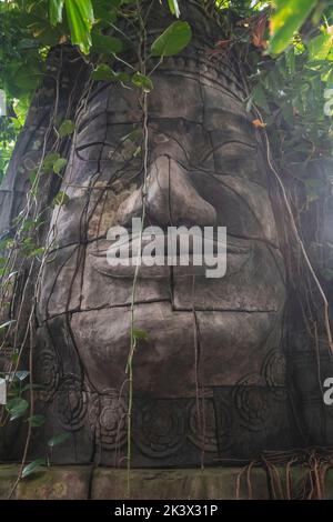 Randers, Dänemark, März 2022: Alte Statue im Dschungel Stockfoto