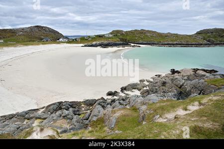 Panoramablick auf den weißen Sandstrand der Achmelvich Bay, einer Siedlung in Lairg in der Highland-Region von Schottland. Stockfoto