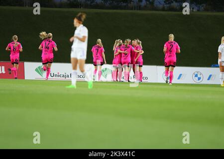 Madrid, Spanien. 28. September 2022. Rosenborger Spieler feiern am 28. September 2022 im Alfredo di Stefano Stadion in Madrid, Spanien, während der UEFA Women's Champions League Runde 2 zwischen Real Madrid und Rosenborg. Kredit: Edward F. Peters/Alamy Live Nachrichten Stockfoto