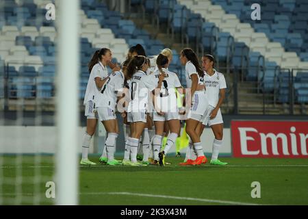 Madrid, Spanien. 28. September 2022. Real Madrid-Spieler feiern am 28. September 2022 während der UEFA Women's Champions League Runde 2 zwischen Real Madrid und Rosenborg im Alfredo di Stefano-Stadion in Madrid, Spanien. Kredit: Edward F. Peters/Alamy Live Nachrichten Stockfoto