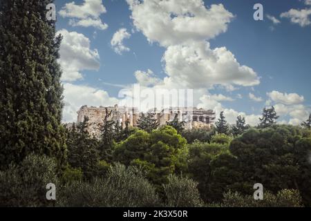 Blick auf Parthenon über Bäumen - Blick von der Plaka mit immergrüner Einrahmung - Raum für Kopie Stockfoto