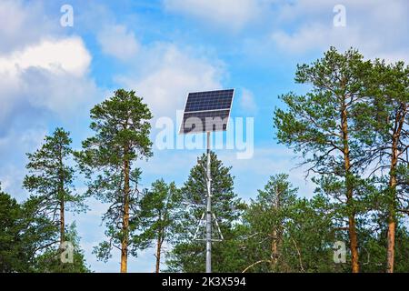 Sonnenkollektoren an Laternenpfosten. Erneuerbare Energiequellen auf dem Land. Stockfoto