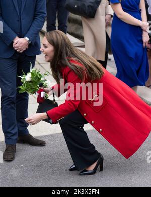 Swansea, Wales, Großbritannien. 27. September 2022. Catherine, Prinzessin von Wales, erhält eine noble Blumenpracht, als sie die St. Thomas Church in Swansea besucht, die es hat Stockfoto