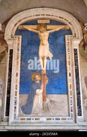 Christus am Kreuz verehrt von Fresko St. Dominic von Fra Angelico im Museum San Marco in Florenz Italien Stockfoto