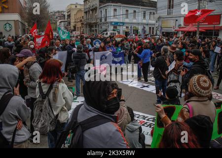 Valparaiso, Chile. 28. September 2022. Während der Demonstration versammeln sich Demonstranten vor dem Nationalkongress. DIE DEMONSTRATION „NEIN zu TPP-11“ (umfassender und progressiver Vertrag über die Transpazifische Partnerschaft) fand vor dem Nationalkongress in Valparaiso, Chile, statt. Kredit: SOPA Images Limited/Alamy Live Nachrichten Stockfoto