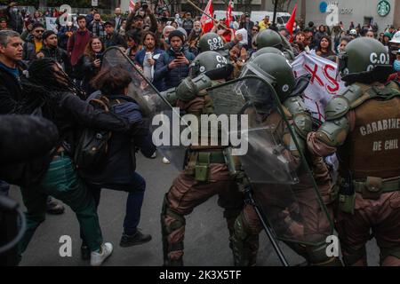 Valparaiso, Chile. 28. September 2022. Polizeibeamte konfrontieren Demonstranten, die den TPP-11 außerhalb des Nationalkongresses ablehnen. DIE DEMONSTRATION „NEIN zu TPP-11“ (umfassender und progressiver Vertrag über die Transpazifische Partnerschaft) fand vor dem Nationalkongress in Valparaiso, Chile, statt. Kredit: SOPA Images Limited/Alamy Live Nachrichten Stockfoto