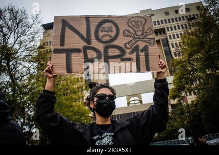 Valparaiso, Chile. 28. September 2022. Ein Protestler hält während der Demonstration ein NEIN zu TPP-11 Plakat. DIE DEMONSTRATION „NEIN zu TPP-11“ (umfassender und progressiver Vertrag über die Transpazifische Partnerschaft) fand vor dem Nationalkongress in Valparaiso, Chile, statt. Kredit: SOPA Images Limited/Alamy Live Nachrichten Stockfoto