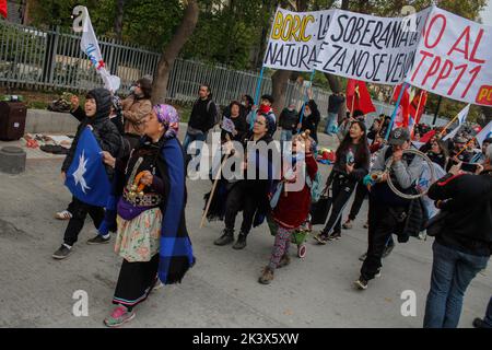 Valparaiso, Chile. 28. September 2022. Während der Demonstration marschieren Demonstranten mit Transparenten um den Nationalkongress herum. DIE DEMONSTRATION „NEIN zu TPP-11“ (umfassender und progressiver Vertrag über die Transpazifische Partnerschaft) fand vor dem Nationalkongress in Valparaiso, Chile, statt. Kredit: SOPA Images Limited/Alamy Live Nachrichten Stockfoto